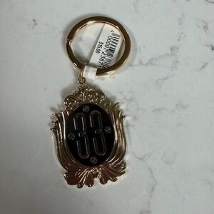 Disney Club 33 Gold Tone Crest Keychain Key Ring Disney Parks Exclusive NWT